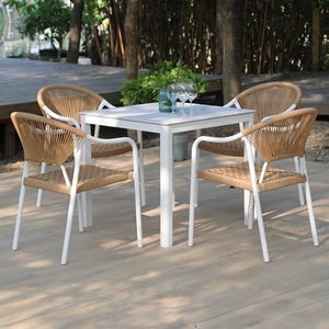 Offre Spéciale – Ensemble <span class=keywords><strong>Table</strong></span> et Chaises d'Extérieur en Rotin PE Empilables à Bas Prix – <span class=keywords><strong>Table</strong></span> et Chaises de Restaurant en Corde Tressée d'Aluminium pour l'Extérieur - Product Image 1