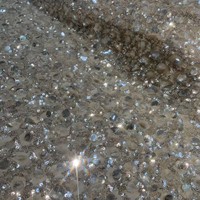 Robe de scène brodée de dentelle et de sequins brillants en tissu respirant sur mesure pour l'industrie lourde, idéale pour les mariages et les accessoires pour filles