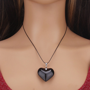 Collier avec pendentif en verre en forme de cœur pour femmes, bijoux de fête, design minimaliste, options de couleurs noir, rouge, violet, transparent - Product Image 2