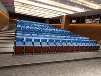 Chaise de cinéma ergonomique avec rembourrage, sièges d'auditorium rembourrés avec accoudoirs intégrés pour les centres d'arts cinématographiques