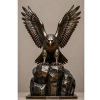 Sculpture d'aigle en métal artisanale de luxe avec des ailes levées sur une base en pierre pour la décoration de la maison, de l'hôtel, du jardin et de l'extérieur