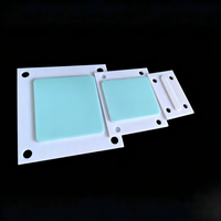 Panneau latéral de protection en polycarbonate haute température usiné CNC sur mesure pour station de recharge de véhicules électriques