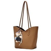 Sac fourre-tout grande capacité pour femme en cuir PU souple, sac à bandoulière, sac à main pour le quotidien, sac seau décontracté pour femme avec pendentif ours