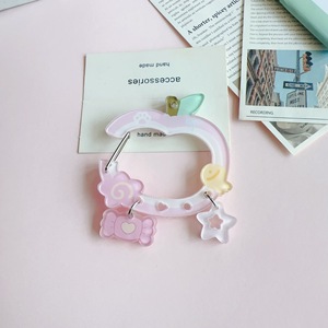 Venta al por mayor: Colgante hueco de acrílico transparente con diseño de chica dulce de dibujos animados, bonito, para estudiantes, con gancho de almacenamiento para accesorios de cadena de mosquetón - Product Image 4