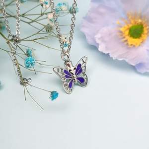 Collier personnalisable avec urne commémorative pour cendres d'animaux de compagnie, motif papillon violet - Product Image 5