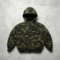 Veste personnalisée avec logo, imprimé camouflage sur toute la surface, en sergé de coton, capuche amovible, doublure matelassée épaisse, fermeture à boutons et à glissière bidirectionnelle