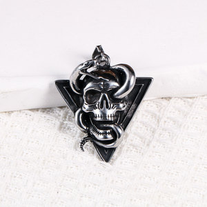 Collar con Colgante de Calavera y Serpiente de Acero Inoxidable para Hombre, Diseño Triangular, Uso Diario SP1112 - Product Image 4