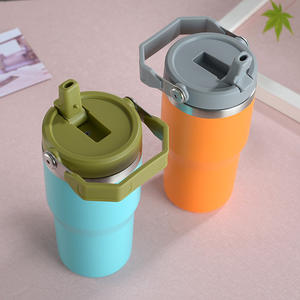 Gobelet isotherme à double paroi de style sportif 20/30 oz en acier inoxydable 18/8 avec paille rabattable et couvercle avec poignée 30 oz Copo Termico - Product Image 1