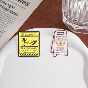 Spilla smaltata divertente con avvertenza sardonica per introvertiti, distintivo 'Overstimulated Don't Tell Me What to Do' per zaino e decorazione abbigliamento - Product Image 4