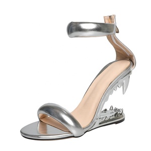 Sandales à talon compensé haut pour femme avec bride cheville, talons à forme dentée originale, bout carré ouvert, style mules - Product Image 6