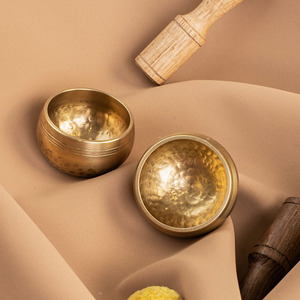 Nuevas Cuencas Tibetanas de Canto <span class=keywords><strong>Mini</strong></span> de Oro del Himalaya Hechas a Mano en Nepal, Martilladas para Yoga y Meditación - Product Image 5