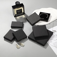 Boîtes à bijoux rigides en gros pour fabricants, emballages luxueux pour bagues et colliers, boîtes cadeaux en carton recyclable avec logo personnalisé