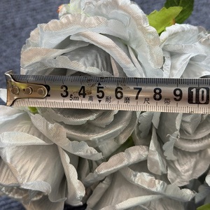 Rosas Artificiales de Seda Plateadas con Diseño Floral Elegante para Festivales, San Valentín, Navidad, Graduaciones - Ramo Hecho a Mano de 7 Cabezas - Product Image 6