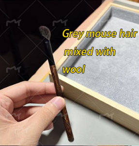 Pinceau de maquillage en cheveux naturels à manche en bois de santal avec logo personnalisé pour le visage Pinceau de mélange anti-cernes dense à angle sans trace - Product Image 6