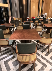 Ensemble de mobilier de restaurant de luxe moderne : chaise de salle à manger avec dossier en rotin et table de salle à manger en bois étoilé pour projets hôteliers et cafés - Product Image 2
