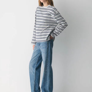 Camiseta Unisex Gris a Rayas de Manga Regular, Corte Holgado, Informal, con Logotipo de Diamantes de Imitación, Personalizada de Fábrica - Product Image 3