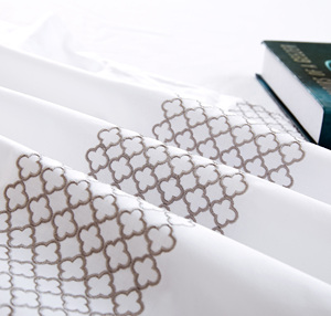 Set di biancheria da letto classico Hotel in 100% cotone in satura 4 pz copripiumino ricamato e federa con ricami laterali - Product Image 6