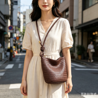 Tas Selempang Kulit Sapi Anyaman Tangan Motif Huruf, Tali Simpul yang Dapat Disesuaikan, Tas Bahu Vintage Cokelat untuk Sehari-hari