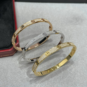 Set di Bracciali di Alta Qualità con Motivo a Vite Classico, Diamanti Incastonati, Opzioni Multicolore, Accessorio di Lusso per Uso Quotidiano - Product Image 1