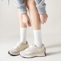 Chaussettes de sport personnalisées pour hommes et femmes avec logo FREE DESIGN & MOCK-UP
