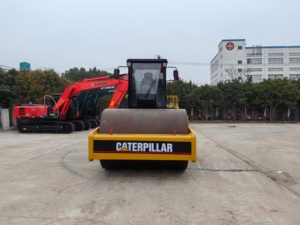 เครื่องบดอัดดินแบบสั่นสะเทือน CAT CS‑683E มือสอง สภาพดี ยี่ห้อ Caterpillar สำหรับบดอัดพื้นที่ในบ้านและสวน - Product Image 4