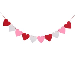 Bannière avec citation romantique sur l'amour, idéale pour la décoration d'un dîner de la Saint-Valentin et d'une scène de demande en mariage - Product Image 1
