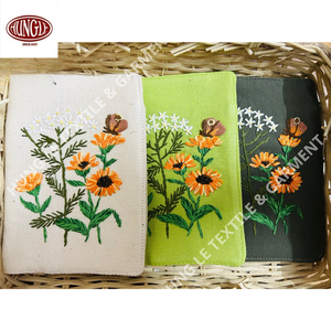 Passeport brodé à la main personnalisable décoré de fleurs et d'animaux - Product Image 1