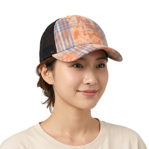 Gorras de malla de 6 paneles estilo americano personalizadas, con patrón a cuadros vintage, tipo trucker, con visera curva y efecto desgastado. - Product Image 2