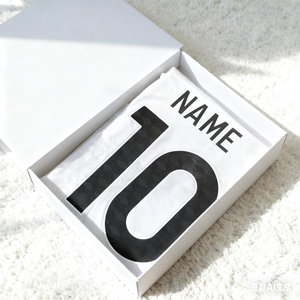 ชุดเสื้อฟุตบอลทีมชาติไทยแบบกำหนดเอง หมายเลข 2526 ขายส่ง ผลิตจากโพลีเอสเตอร์ 100% น้ำหนัก 220 กรัม ระบายอากาศได้ดี คอกลม แขนสั้น สกรีนชื่อแบบซับลิเมชั่น - Product Image 1