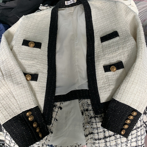 Jaquetas Tweed Femininas de Marca Usadas por Atacado, Blazeres e Casacos Estilo Chanel de Segunda Mão para Senhora, Roupas Usadas em Fardos - Product Image 5