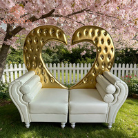 Magnifique chaise double en bois massif en forme de cœur doré avec revêtement en cuir blanc capitonné pour les événements de mariage et les banquets