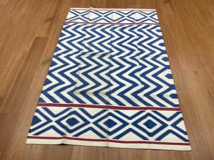 Alfombra de Algodón Tejida a Mano Antideslizante y Ecológica, Diseño de Diamantes en Zigzag Azul con Borde Rojo, Suave, Duradera y Moderna para Decoración del Hogar - Product Image 2