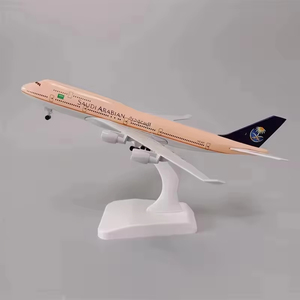 Modelo de Avión de Metal Fundido a Presión Boeing 747-400 de Saudi <span class=keywords><strong>Arabian</strong></span> <span class=keywords><strong>Airlines</strong></span> de 20 cm con Tren de Aterrizaje - Product Image 1