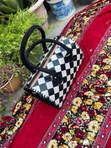 Sac à bandoulière géométrique noir et blanc en cuir véritable fait main, style sport, grande capacité, moyen format, avec fermeture éclair et poignée unique - Product Image 2
