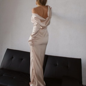 เดรสออกงานผ้าไหมคุณภาพสูงแบบใหม่ ดีไซน์หรูหรา เรียบร้อย สำหรับผู้หญิง ทรงเข้ารูปเอวบาง ยาวแบบแม็กซี่ ผ้าไหมซาติน เหมาะสำหรับงานกลางคืน - Product Image 2