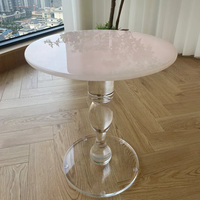 Table d'appoint en marbre rose de style Ins avec base en acrylique transparente pour la décoration moderne du salon et de la chambre à coucher