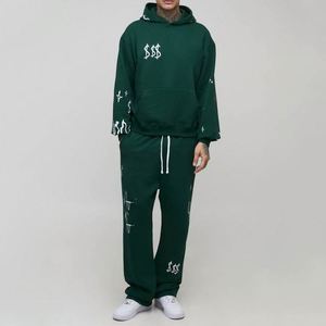 Sudadera con Capucha y Pantalones Deportivos Verde Oscuro con Estampado de Grafiti, Diseño Gráfico Personalizado, Conjunto Deportivo de Dos Piezas para Hombre - Product Image 1