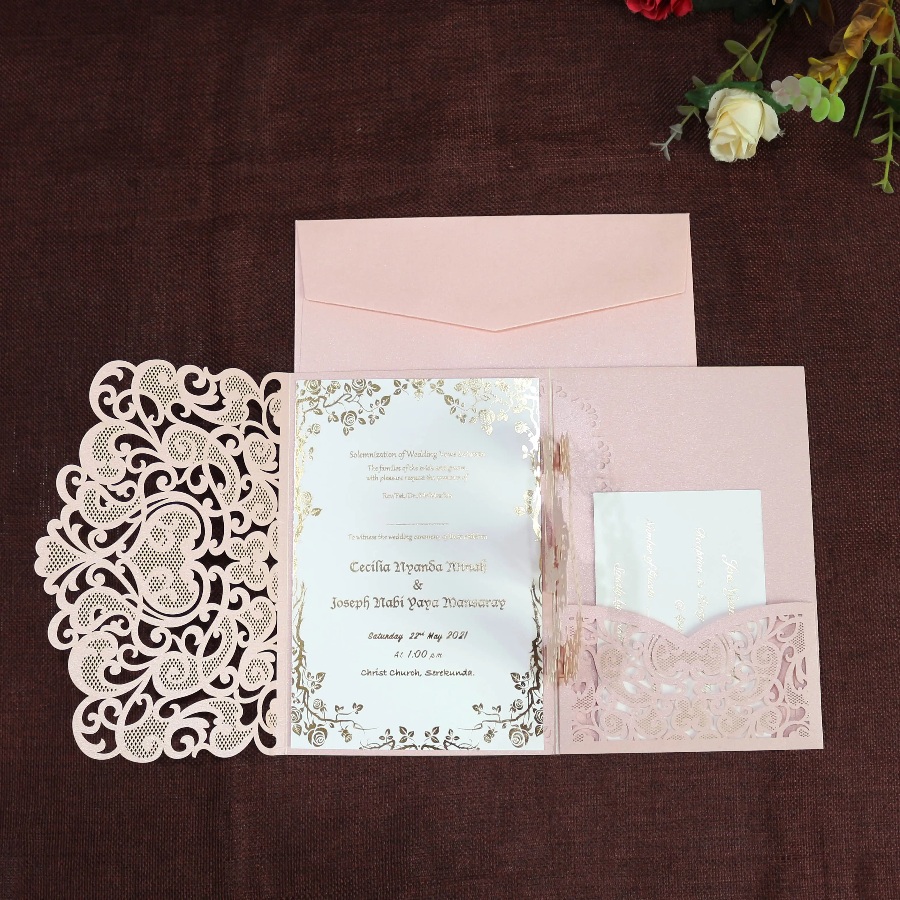 Design unico taglio Laser colori rosa inviti di carta con fogli d'oro buste di carta di lusso fatto a mano cancelleria di nozze