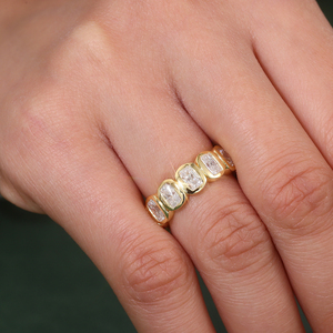 Bague de mariage pour homme en or jaune 18 carats véritable, sertie de diamants de laboratoire CVD, taille coussin, monture closée, bijoux PROVENCE, personnalisable. - Product Image 3