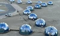 Tente dôme géodésique triangulaire de luxe 2025 en verre pour hôtel de neige, glamping dans le désert et tente de plage