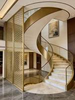 Escalier moderne de luxe, escalier courbé, marches en marbre avec éclairage LED, design durable, escalier intérieur haut de gamme pour hôtel, villa, duplex