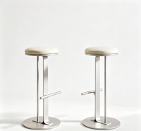 Tabouret de bar commercial moderne et léger en cuir avec assise en bois, base en métal à poteau unique et repose-pieds, hauteur comptoir pour cuisine