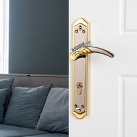 Serrure de porte européenne de luxe avec base en laiton noir et or, levier incurvé élancé et plaque arrière pointue
