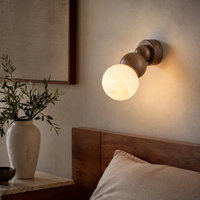 Applique murale artisanale en bois massif au design minimaliste avec abat-jour en albâtre, lumière blanc chaud pour salle de bain et intérieurs chaleureux