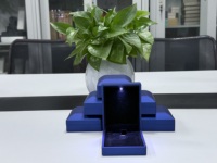 Boîte à bijoux LED bleue avec logo personnalisé pour l'emballage et la présentation de colliers de luxe