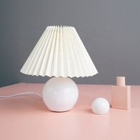Lampe de table LED plissée à intensité variable, blanc chaud, avec base sphérique en bois, design moderne et créatif, pour hôtel