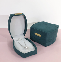 Boîte à rabat incurvée en microfibre suédée vert foncé avec plaque nominative en métal doré, fermeture magnétique haut de gamme, couvercle doublé imprimé quadricolore