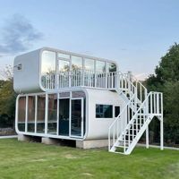 Capsule de camping préfabriquée en acier léger moderne, écologique, mobile, pour une séjour de luxe dans un cadre pittoresque