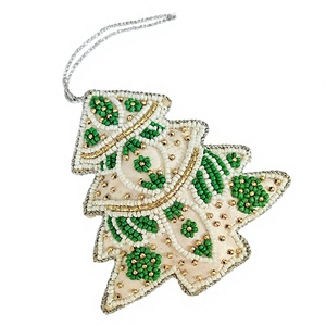 Adornos festivos colgantes en forma de árbol de Navidad, hechos a mano con tela de satén bordada, acolchados/con cuentas, de 11 cm de largo, a un precio mínimo. - Product Image 1