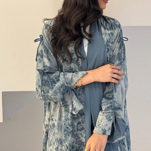 Conjunto de Dos Piezas de Kimono Abierto con Estampado Tie Dye y Lazo de Chifón, con Hiyab, Manga Larga, Ropa Islámica Informal, Venta al Por Mayor, Personalizado - Product Image 5